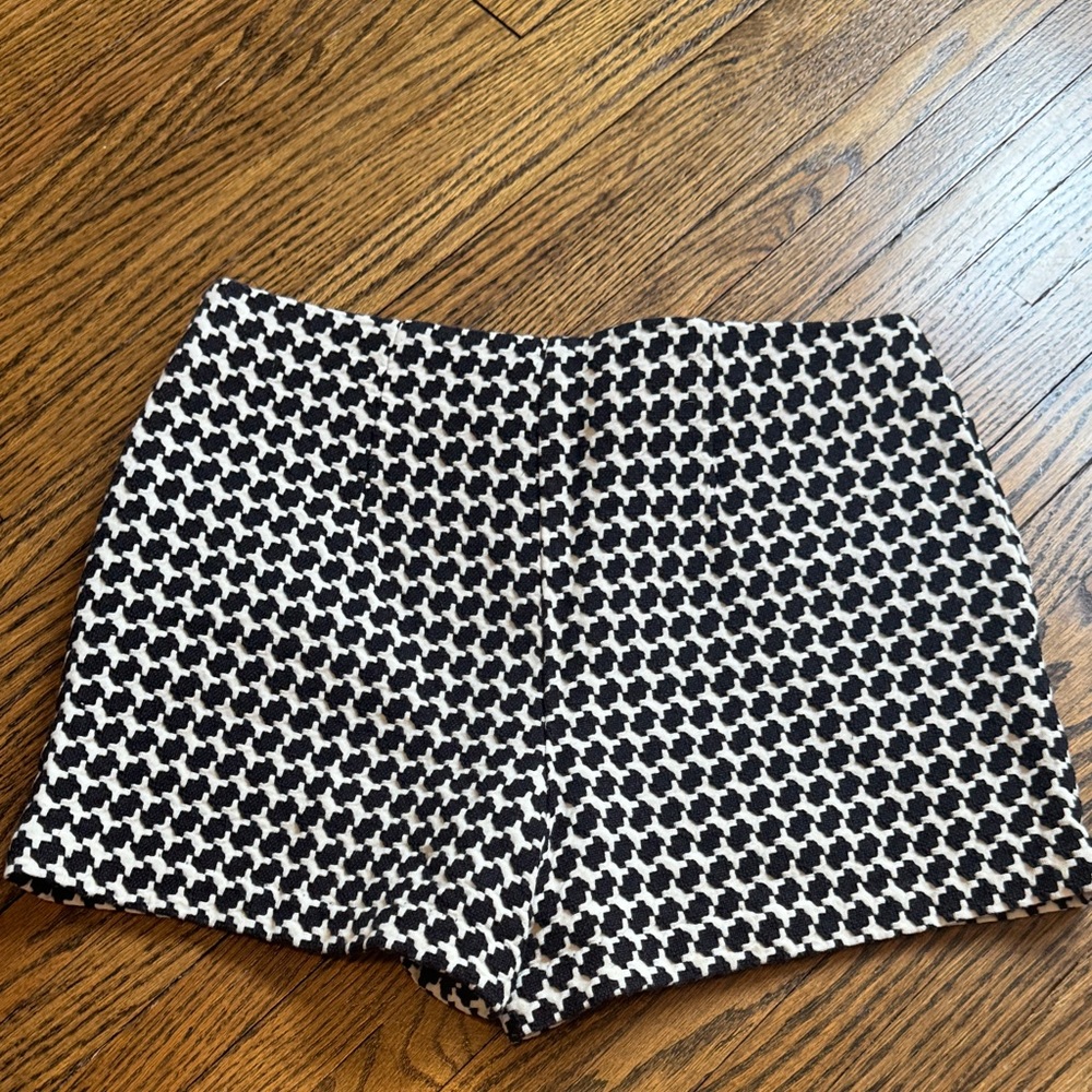 Trina Turk Black & White Houndstooth Shorts! 🖤 - Picture 4 of 5